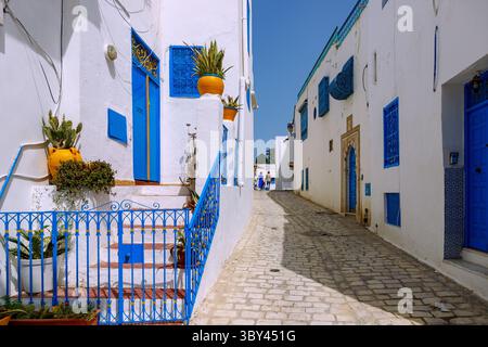 Gasse mit blauen Holztüren und Fenstergittern in der Altstadt von Sidi Bou Said, Tunesien Stockfoto