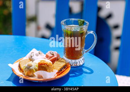 Arabischer Pfefferminztee mit kleinen Gebäckstücken, serviert auf der Terrasse des Café Nattes in Sidi Bou Said, Tunesien Stockfoto