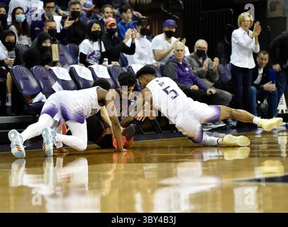 15. Januar 2022: Jamal Bey und der Stürmer Spencer Jones kämpfen um einen losen Ball während des NCAA-Basketballspiels zwischen den Stanford Cardinal und Washington Huskies im HEC Edmundson Pavilion in Seattle, WA. Washington besiegte Stanford mit 67:64. Steve Faber/CSM(Kreditbild: &Copy; Steve Faber/CSM via ZUMA Wire) Stockfoto