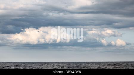 Wunderschöne dramatische Wolken über dem Meer Stockfoto