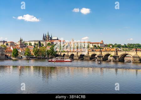 Moldau, Schloss und Karlsbrücke in Prag, Tschechische Republik Stockfoto