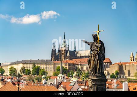 Statue des Heiligen Johannes des Täufers auf der Karlsbrücke vor der Prager Burg, Prag, Tschechische Republik Stockfoto