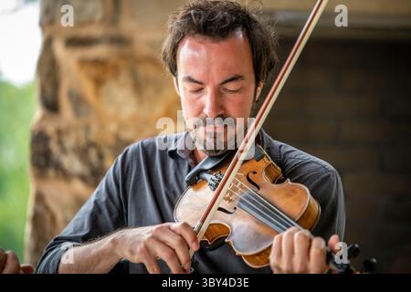 September 2021, Church Creek, Maryland, USA: Joel Savoy spielt auf der Geige (Bild: © Edwin Remsberg/VW Pics via ZUMA Press Wire) Stockfoto