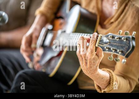 9. September 2021, Church Creek, Maryland, USA: Nahaufnahme von Ann Savoy, die Gitarre spielt (Credit Image: © Edwin Remsberg/VW Pics via ZUMA Press Wire) Stockfoto