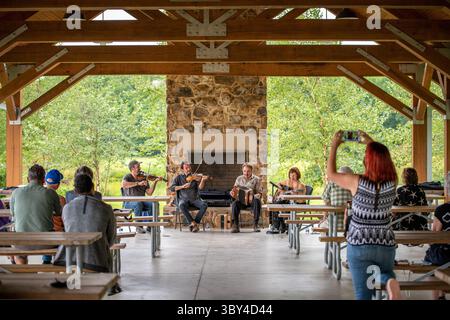 9. September 2021, Church Creek, Maryland, USA: Ein Publikumsmitglied nimmt eine Live-Performance auf (Credit Image: © Edwin Remsberg/VW Pics via ZUMA Press Wire) Stockfoto