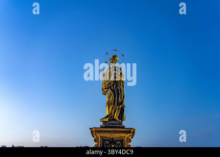 Die Brücke st. Johannes von Nepomuk auf der Karlsbrücke in der Abenddämmerung, Prag, Tschechische Republik Stockfoto