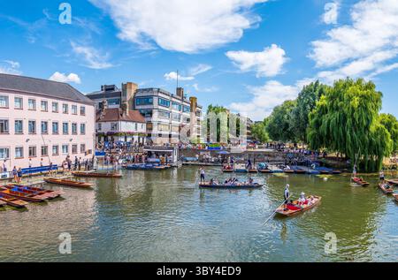 Cambridge, Großbritannien - 12. Juli 2025: Punting Station, Cambridge, Vereinigtes Königreich. Stockfoto
