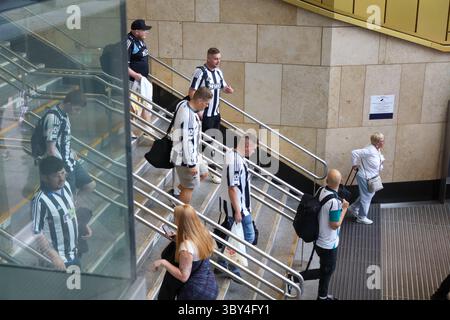 Juli 2025. Queen Street Station, Glasgow. Newcastle-Fans kommen in Glasgow Queen Street vor ihrem Freundschaftsspiel gegen Celtic an. Quelle: Jacob Hughes/Alamy Live News Stockfoto