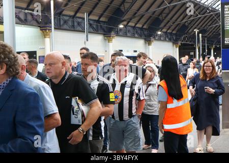 Juli 2025. Queen Street Station, Glasgow. Newcastle-Fans kommen in Glasgow Queen Street vor ihrem Freundschaftsspiel gegen Celtic an. Quelle: Jacob Hughes/Alamy Live News Stockfoto