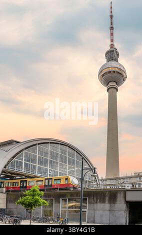 Fernsehturm und S-Bahn am Alexanderplatz in Berlin Stockfoto