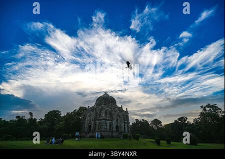 Neu-Delhi, Indien. Juli 2025. NEW DELHI, INDIEN – 18. JULI: Wolken, die am 18. Juli 2025 im Lodhi Garden in New Delhi, Indien, über dem Himmel schweben. (Foto: Sanchit Khanna/Hindustan Times/SIPA USA) Credit: SIPA USA/Alamy Live News Stockfoto