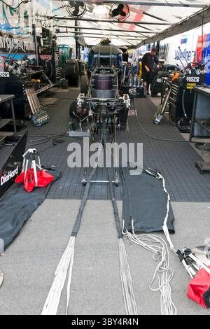 Concord, NC, 15. APR 2011: Die Crews arbeiten an ihren Autos nach der Qualifikation für die VisitMyrtleBeach.com Four Wide Nationals in Concord, NC, am Zmax Dragway. (Bild: © Walter G. Arce Sr./ZUMA Press Wire) Stockfoto