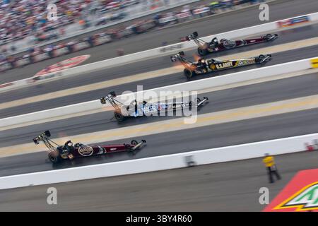 Concord, NC, 15. APR 2011: Larry Dixon (1), Tony Schumacher (2), Antron Brown (4) und Del Worsham (99) nehmen ihre Top Fuel Dragsters in der 1. Runde, die sich für die VisitMyrtleBeach.com Four Wide Nationals am Zmax Dragway in Concord, NC qualifizieren, die Strecke. (Bild: © Walter G. Arce Sr./ZUMA Press Wire) Stockfoto