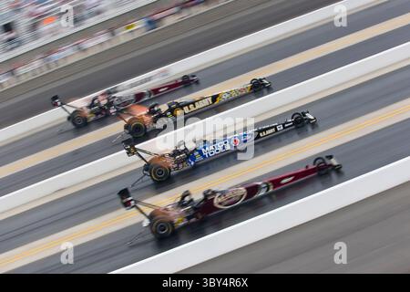 Concord, NC, 15. APR 2011: Larry Dixon (1), Tony Schumacher (2), Antron Brown (4) und Del Worsham (99) nehmen ihre Top Fuel Dragsters in der 1. Runde, die sich für die VisitMyrtleBeach.com Four Wide Nationals am Zmax Dragway in Concord, NC qualifizieren, die Strecke. (Bild: © Walter G. Arce Sr./ZUMA Press Wire) Stockfoto