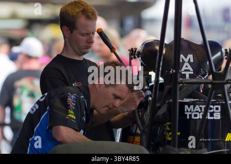 Concord, NC, 15. APR 2011: Die Crews arbeiten an ihren Autos nach der Qualifikation für die VisitMyrtleBeach.com Four Wide Nationals in Concord, NC, am Zmax Dragway. (Bild: © Walter G. Arce Sr./ZUMA Press Wire) Stockfoto