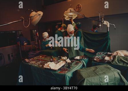 Medizinisches Krankenhaus. Operationssaal. Chirurgisches Vorgehen im Gange. Stockfoto