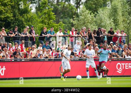 Rotterdam, Niederlande. Juli 2025. Rotterdam - Feyenoord-Fans während eines Freundschaftsspiels zur Vorbereitung der Eredivisie-Saison 2024/2025. Das Spiel findet am 19. Juli 2025 in Rotterdam statt. Credit: Box to Box Pictures/Alamy Live News Stockfoto