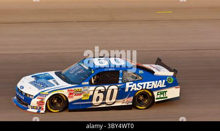 JOLIET, IL – 03. JUNI 2011: Carl Edwards (60) bringt seinen Ford während eines Trainings für Carl Edwards (60) auf dem Chicagoland Speedway in Joliet, IL, durch die Kurven. (Bild: © Walter G. Arce Sr./ZUMA Press Wire) Stockfoto