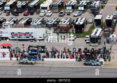 KANSAS KANSAS Kansas City, KS - 22. April 2012: Jimmie Johnson (48) und Denny Hamlin (11) begaben sich beim STP 400 auf dem Kansas Speedway in Kansas City, KS. (Bild: © Walter G. Arce Sr./ZUMA Press Wire) Stockfoto