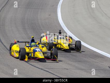 7. Juni 2013 – Fort Worth, TX, USA – Fort Worth, TX – 07. Juni 2013: Tony Kanaan (11) und Graham Rahal (15) fahren auf die Rennstrecke für ein Training für das Firestone 550 Rennen auf dem Texas Motor Speedway in Fort Worth, TX. (Bild: © Walter G. Arce Sr./ZUMA Press Wire) Stockfoto