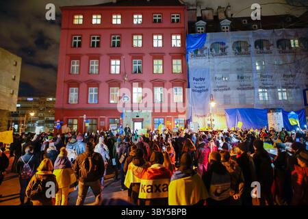 25. Februar 2022, Breslau, Breslau, Polen: Ukrainer, die in Polen leben, organisieren alle Demonstrationen, um gegen Russlands Angriff auf ihr Land zu protestieren. (Foto: © Krzysztof Zatycki/ZUMA Press Wire) Stockfoto