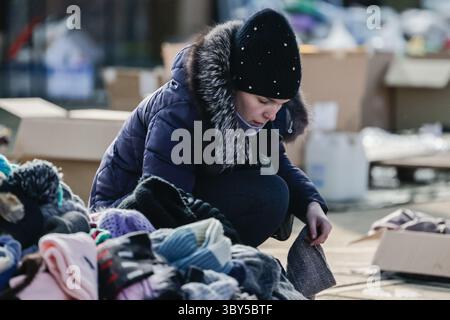 28. Februar 2022, Breslau, Breslau, Polen: An vielen Orten in Polen, einschließlich Breslau, werden Hilfssammlungen für Kriegsflüchtlinge aus der Ukraine organisiert. Flüchtlinge nutzen diese Hilfe eifrig, weil sie alle notwendigen Produkte finden, um ihre Lebenssituation zu stabilisieren, auch für einen Moment. (Foto: © Krzysztof Zatycki/ZUMA Press Wire) Stockfoto