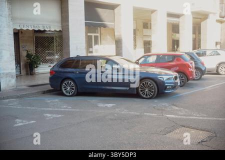 Cremona, Italien - 1. April 2025 BMW 5er Touring parkt auf einem kostenpflichtigen Parkplatz in einer belebten Stadtstraße, umgeben von anderen Fahrzeugen in der Nähe eines livs Stockfoto