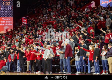 10. Februar 2022, Piscataway, New Jersey, USA: Die Fans der Rutgers Scarlet Knights jubeln am Mittwoch, den 9. Februar 2022, während der Big Ten Basketball-Action zwischen den Ohio State Buckeyes und den Rutgers Scarlet Knights in der Jersey Mikes Arena in Piscataway, New Jersey. Rutgers besiegt #16 Ohio State 66:64. Duncan Williams/CSM(Kreditbild: &Copy; Duncan Williams/CSM via ZUMA Wire) Stockfoto
