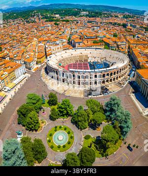 Drohnenaufnahme der Verona Arena, einem antiken römischen Amphitheater in Verona, Italien. Ideal für Reise-, Architektur- und tourismusbezogene kommerzielle Projekte und Stockfoto