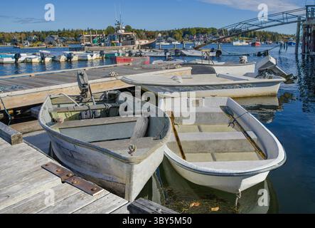 Kleine Boote in Floating Docks: Kleine Fischerboote legen an einer Reihe schwimmender Docks in den Gewässern in der Nähe des Acadia-Nationalparks fest. Stockfoto