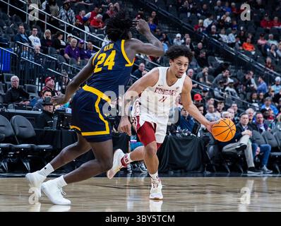 9. März 2022 Las Vegas, NV, USA Washington State Stürmer DJ Rodman (11) geht während des NCAA Pac 12 Men's Basketball Tournament First Round Spiels zwischen den California Golden Bears und den Washington State Cougars in den Korb. Washington State besiegte Kalifornien 66-59 in der T Mobile Arena Las Vegas, NV. Thurman James/CSM(Bild: © Thurman James/CSM via ZUMA Press Wire) Stockfoto
