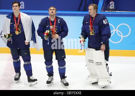 20. Februar 2022, Peking, Hebei, China: Mannschaftskapitän VALTTERI FILPPULA von Finnland (Mitte) zeigt Emotionen während der Siegerehrung, bei der Finnland am 20. Februar die Goldmedaille beim Eishockeyturnier der Männer in Peking gewann (Credit Image: © Mickael Chavet/ZUMA Press Wire) Stockfoto