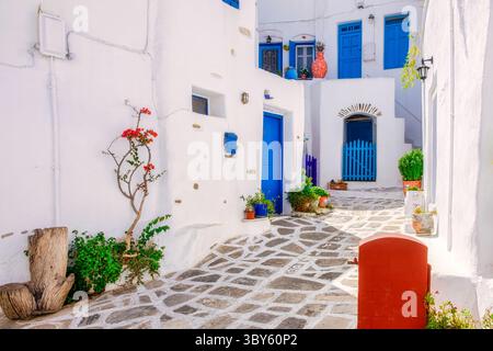 Malerischer Blick auf die traditionelle griechische Dorfstraße in Lefkes, Insel Paros, Griechenland Stockfoto