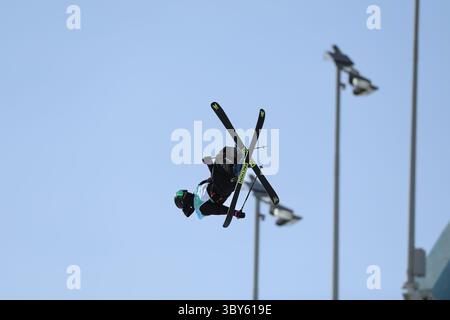 7. Februar 2022, Peking, China: HE Jinbo of China in Aktion während der Men's Freeski Big Air Qualifikation beim Big Air Shougang am 7. Februar 2022 in Peking, China (Credit Image: © Mickael Chavet via ZUMA Press Wire) Stockfoto