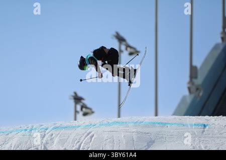 7. Februar 2022, Peking, China: HE Jinbo of China in Aktion während der Men's Freeski Big Air Qualifikation beim Big Air Shougang am 7. Februar 2022 in Peking, China (Credit Image: © Mickael Chavet via ZUMA Press Wire) Stockfoto