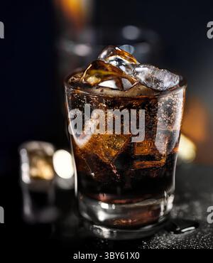 Cola-Getränk mit Eiswürfeln im Glas. Perfektes alkoholfreies Getränk für einen erfrischenden und angenehmen Moment jederzeit Stockfoto
