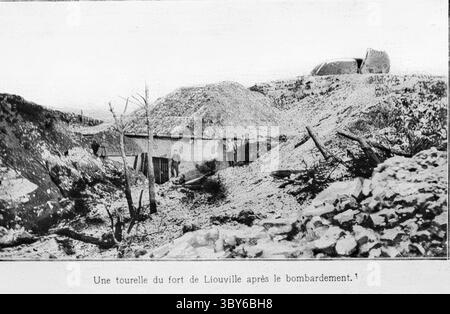 Foto, veröffentlicht in L’Illustration, 4. März 1916, zeigt einen Turm von Fort de Liouville im Nordosten Frankreichs nach intensiver Bombardierung während des Ersten Weltkriegs. Die beschädigte Landschaft und das verkraterte Gelände spiegeln die verheerenden Artillerieangriffe wider, die die französischen Befestigungsanlagen bei Verdun während der deutschen Offensiven ertragen mussten. Stockfoto
