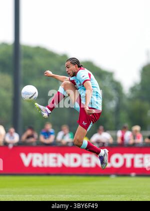 Rotterdam, Niederlande. Juli 2025. Rotterdam - Ramiz Zerrouki aus Feyenoord während eines Freundschaftsspiels zur Vorbereitung der Eredivisie-Saison 2024/2025. Das Spiel findet am 19. Juli 2025 in Rotterdam statt. Credit: Box to Box Pictures/Alamy Live News Stockfoto