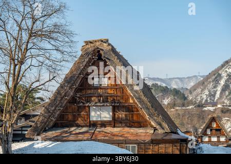 Traditionelles Haus im Weltkulturerbe Shirakawago Gassho-zukuri Village, das eine wunderschöne Retro-Landschaft hat, wie die Landschaft von Japan Back i Stockfoto