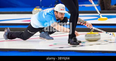 2. Februar 2022, Beijing, Hebei, China: CHRIS PLYS vom Team USA in Aktion während der Curling Mixed Doubles Round Robin Session 1, Australien gegen die Vereinigten Staaten von Amerika im National Aquatics Centre während der Olympischen Winterspiele 2022 in peking. (Bild: © Daniel A. Anderson/ZUMA Press Wire) Stockfoto