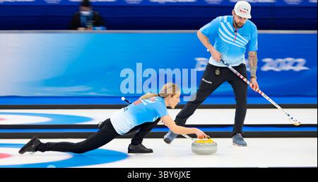 2. Februar 2022, Peking, Hebei, China: VICKY PERSINGER und CHRIS PLYS vom Team USA während der Curling Mixed Doubles Round Robin Session 1, Australien gegen die Vereinigten Staaten von Amerika im National Aquatics Centre während der Olympischen Winterspiele 2022 in Peking. (Bild: © Daniel A. Anderson/ZUMA Press Wire) Stockfoto