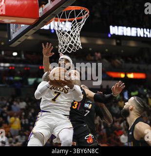 23. Januar 2022, Miami, Florida, USA: Der Stürmer der Los Angeles Lakers Carmelo Anthony (7) geht am Sonntag, 23. Januar 2022 in Miami gegen den Miami Hitzeschützer Max Strus (31) und den Heat Forward Caleb Martin (16) in den Korb. (Foto: © David Santiago/Miami Herald/TNS via ZUMA Press Wire) Stockfoto