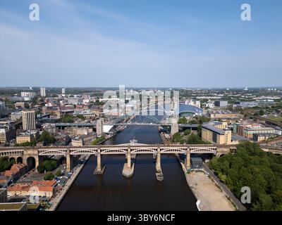 Vier berühmte Brücken, Tyne Bridge, die kippbare Gateshead Millennium Bridge und die Queen Elizabeth, Newcastle Stockfoto