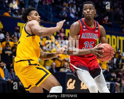 23. Januar 2022 Berkeley, CA USA Arizona Center Christian Koloko (35) fährt während des NCAA Men's Basketball Spiels zwischen Arizona Wildcats und den California Golden Bears zum Korb. Die Wildcats schlugen Kalifornien 96-71 im Hass Pavilion Berkeley Kalifornien Thurman James/CSM(Credit Image: &Copy; Thurman James/CSM via ZUMA Wire) Stockfoto