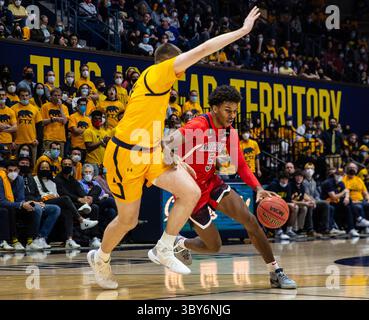 23. Januar 2022 Berkeley, CA USA, Arizona-Garant Justin Kier (5) geht während des NCAA Men's Basketball Spiels zwischen Arizona Wildcats und den California Golden Bears zum Basketball. Die Wildcats schlugen Kalifornien 96-71 im Hass Pavilion Berkeley Kalifornien Thurman James/CSM(Credit Image: &Copy; Thurman James/CSM via ZUMA Wire) Stockfoto