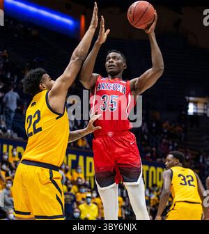 23. Januar 2022 Berkeley, CA USA Arizona Center Christian Koloko (35) fährt während des NCAA Men's Basketball Spiels zwischen Arizona Wildcats und den California Golden Bears zum Korb. Die Wildcats schlugen Kalifornien 96-71 im Hass Pavilion Berkeley Kalifornien Thurman James/CSM(Credit Image: &Copy; Thurman James/CSM via ZUMA Wire) Stockfoto