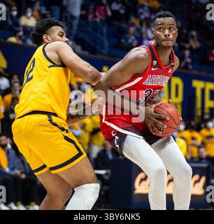 23. Januar 2022 Berkeley, CA USA Arizona Center Christian Koloko (35) fährt während des NCAA Men's Basketball Spiels zwischen Arizona Wildcats und den California Golden Bears zum Korb. Die Wildcats schlugen Kalifornien 96-71 im Hass Pavilion Berkeley Kalifornien Thurman James/CSM(Credit Image: &Copy; Thurman James/CSM via ZUMA Wire) Stockfoto