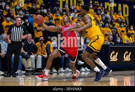 23. Januar 2022 Berkeley, CA, USA Arizona-Garant Bennedict Mathurin (0) geht während des NCAA Men's Basketball Spiels zwischen den Arizona Wildcats und den California Golden Bears zum Basketball. Die Wildcats schlugen Kalifornien 96-71 im Hass Pavilion Berkeley Kalifornien Thurman James/CSM(Credit Image: &Copy; Thurman James/CSM via ZUMA Wire) Stockfoto