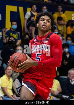 23. Januar 2022 Berkeley, CA USA Arizona-Garant Justin Kier (5) geht während des NCAA Men's Basketball Spiels zwischen Arizona Wildcats und den California Golden Bears in den Korb. Die Wildcats schlugen Kalifornien 96-71 im Hass Pavilion Berkeley Kalifornien Thurman James/CSM(Credit Image: &Copy; Thurman James/CSM via ZUMA Wire) Stockfoto