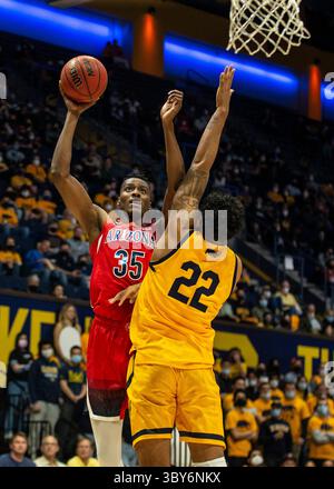 23. Januar 2022 Berkeley, CA USA Arizona Center Christian Koloko (35) fährt während des NCAA Männer Basketballspiels zwischen Arizona Wildcats und den California Golden Bears zum Basketball. Die Wildcats schlugen Kalifornien 96-71 im Hass Pavilion Berkeley Kalifornien Thurman James/CSM(Credit Image: &Copy; Thurman James/CSM via ZUMA Wire) Stockfoto